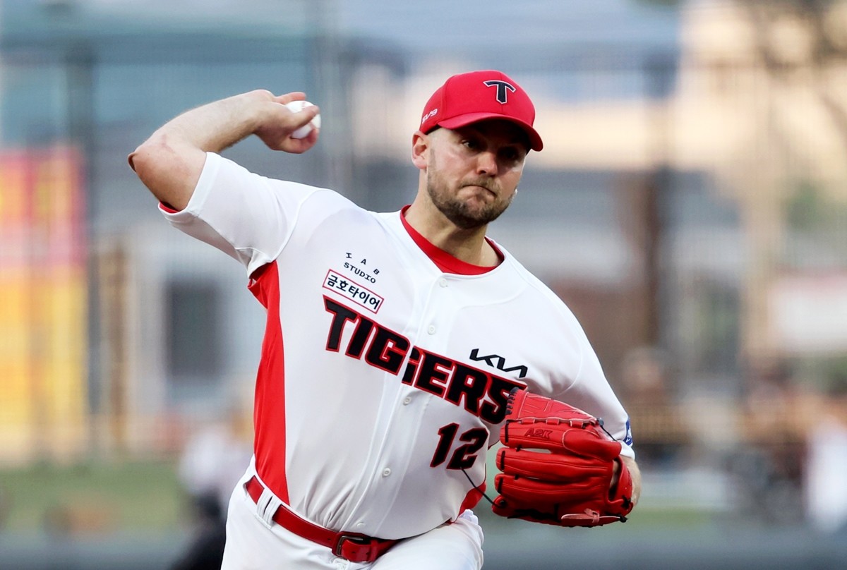 지난 4월 11일 광주기아챔피언스필드에서 열린 프로야구 LG 트윈스와 KIA 타이거즈의 경기에서 KIA 선발투수 크로우가 1회에 투구하고 있다. / 연합뉴스