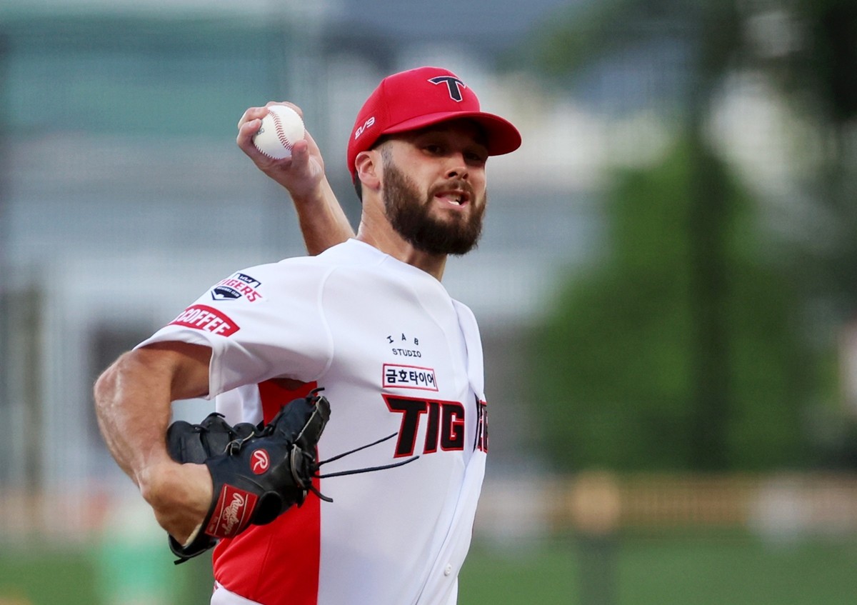 지난 7월 24일 광주기아챔피언스필드에서 열린 프로야구 NC 다이노스와 KIA 타이거즈의 경기. KIA 선발투수 알드레드가 1회에 투구하고 있다. / 연합뉴스