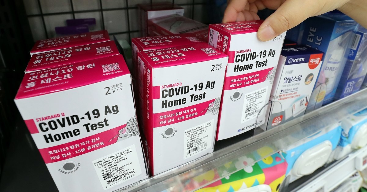 최근 신종 코로나바이러스 감염증(코로나19) 신규 확진자 수가 증가, 편의점 진단 키트와 마스크 판매량이 늘고 있는 지난달 27일 오후 서울 시내 한 편의점에서 이용객이 코로나19 자가진단키트를 구매하고 있다. / 뉴스1