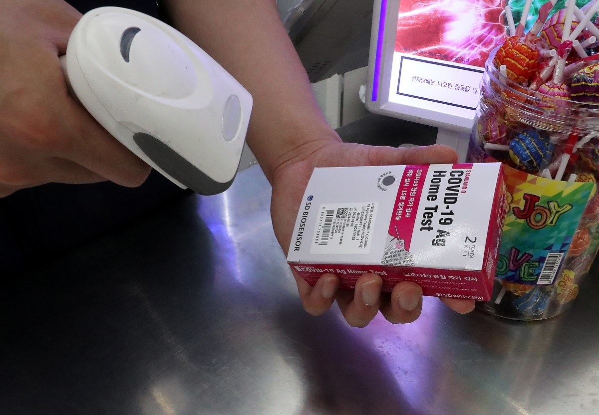 최근 신종 코로나바이러스 감염증(코로나19) 신규 확진자 수가 증가, 편의점 진단 키트와 마스크 판매량이 늘고 있는 지난달 27일 오후 서울 시내 한 편의점에서 이용객이 코로나19 자가진단키트를 구매하고 있다. / 뉴스1