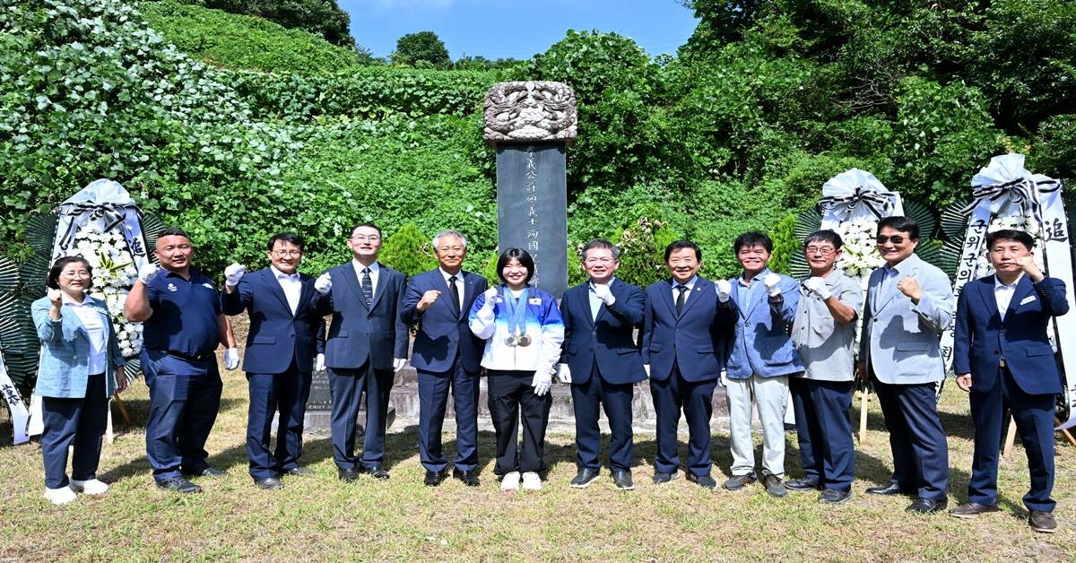 파리올림픽 여자 유도 57kg급 은메달과 유도 혼성단체 동메달을 획득한 허미미(21·경북체육회) 선수가 6일 한국에서의 첫 일정으로 군위군 삼국유사면 집실마을을 찾아 조부(5대조)인 허석(1857∼1920) 의사 기적비를 참배했다./경북도