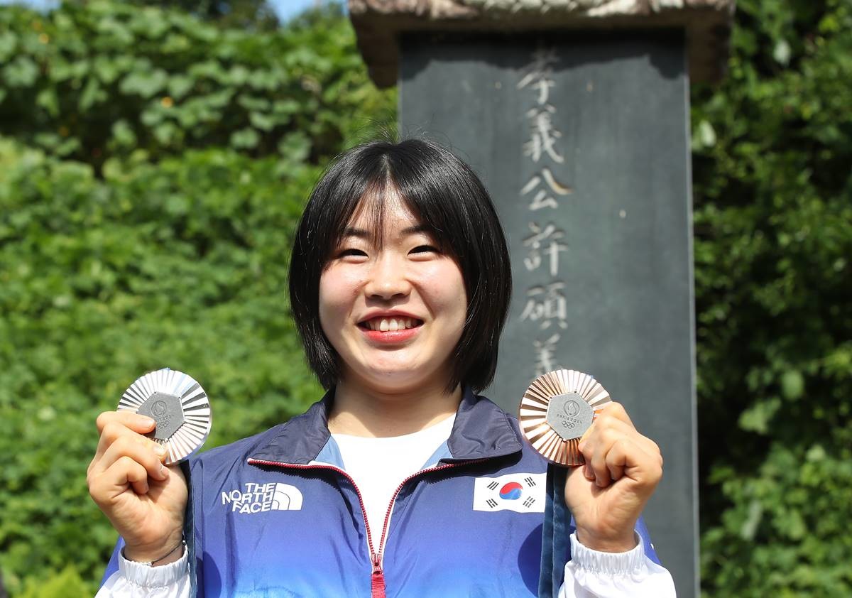 2024 파리 올림픽에서 개인전 은메달과 단체전 동메달을 딴 유도 대표팀 허미미(경북체육회)가 6일 오전 대구 군위군 삼국유사면 화수리에 마련된 독립운동가이자 현조부인 허석 지사의 추모기적비를 찾아 참배를 앞두고 메달을 들어 보이고 있다 / 뉴스1