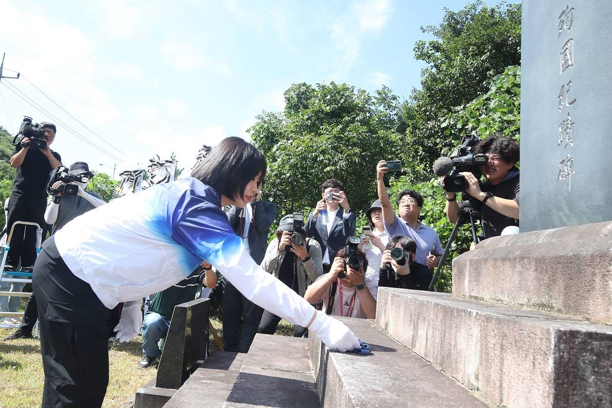 2024 파리 올림픽에서 개인전 은메달과 단체전 동메달을 딴 유도 대표팀 허미미(경북체육회)가 6일 오전 대구 군위군 삼국유사면 화수리에 마련된 독립운동가이자 현조부인 허석 지사의 추모기적비를 찾아 메달을 바치고 있다 / 뉴스1