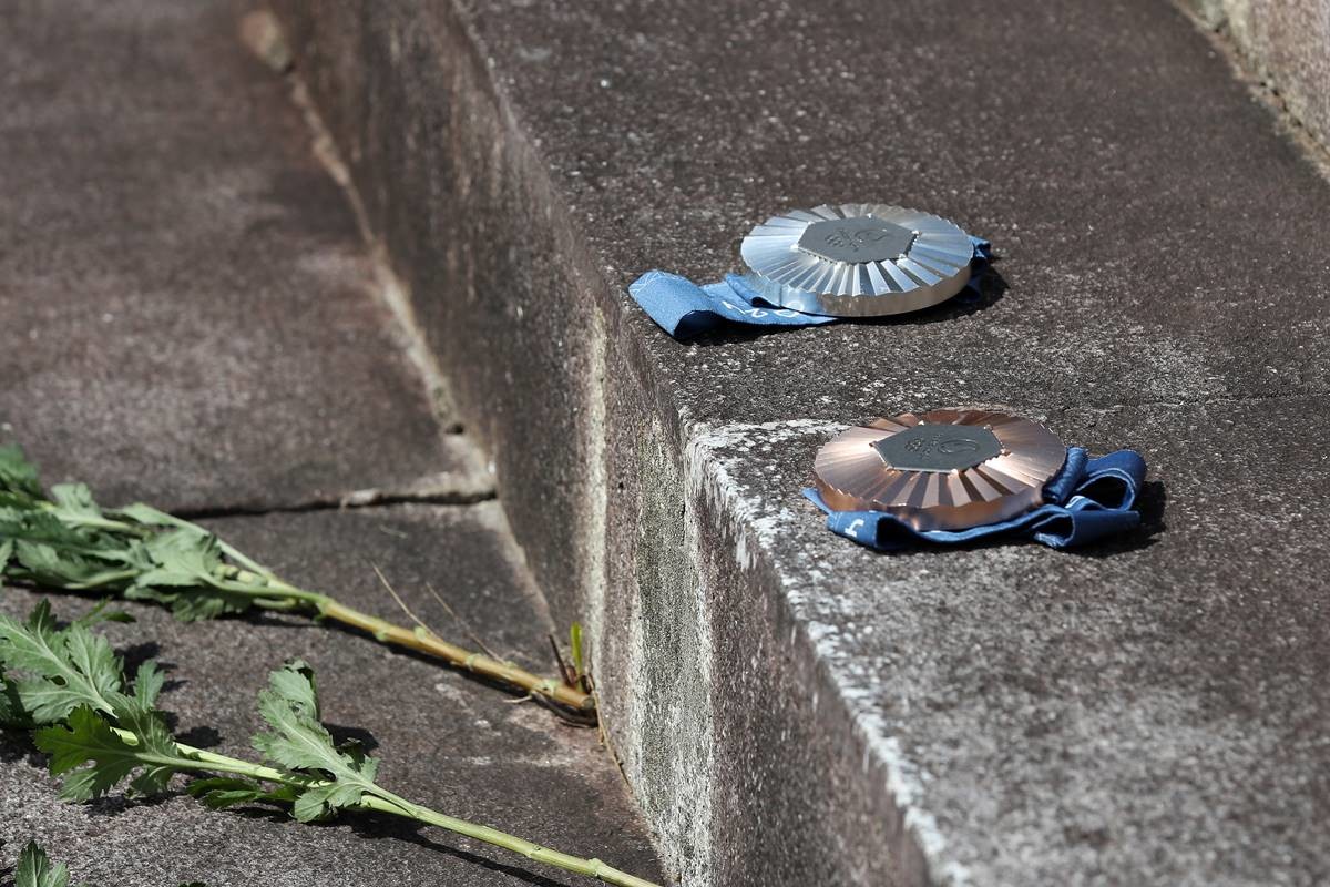 2024 파리 올림픽에서 개인전 은메달과 단체전 동메달을 딴 유도 대표팀 허미미(경북체육회)가 6일 오전 대구 군위군 삼국유사면 화수리에 마련된 독립운동가이자 현조부인 허석 지사의 추모기적비를 찾아 참배한 뒤 놓아둔 메달 / 뉴스1