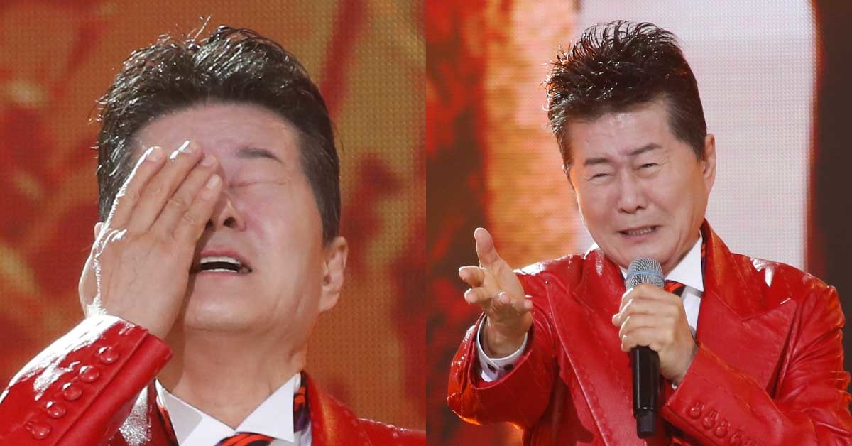 태진아, 치매 아내 생각하며 '눈물'. 가수 태진아가 12일 오후 서울 마포구 상암동 SBS 프리즘타워에서 열린 '트롯뮤직어워즈 2024'에서 공연 도중 눈물을 흘리고 있다. / 뉴스1