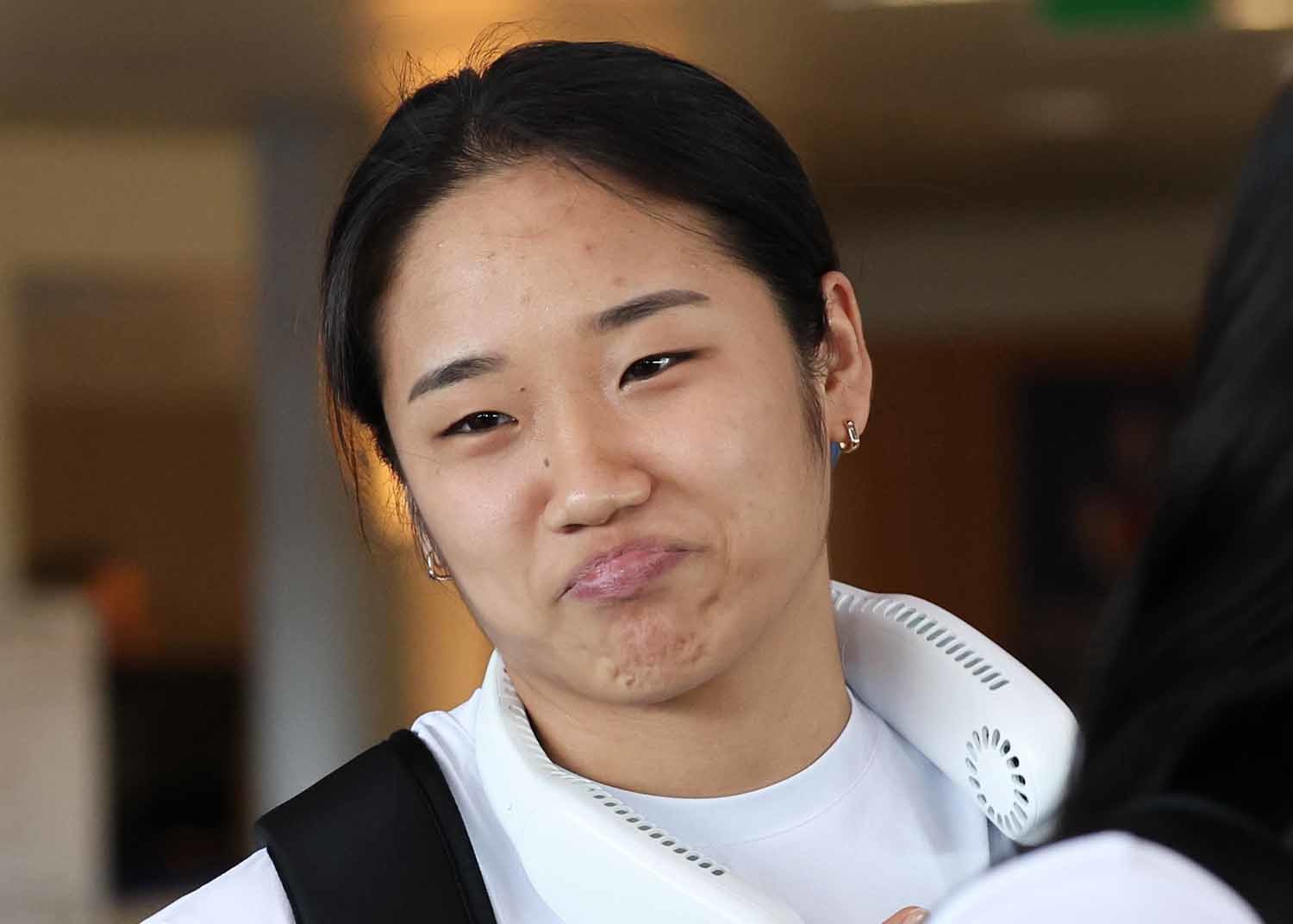 2024 파리올림픽 단식에서 금메달을 수확한 배드민턴 국가대표팀 안세영이 7일(한국시간) 프랑스 파리 샤를 드골 공항을 통해 귀국길에 오르고 있다. 안세영은 지난 5일 허빙자오(중국)을 꺾고 금메달을 획득했지만, 시상식 종료 후 이어진 인터뷰에서 선수 부상 관리의 소홀함 등을 언급하며 협회를 비판했고 더 이상 대표팀과 동행이 어렵다는 폭탄발언을 내놨다. / 뉴스1