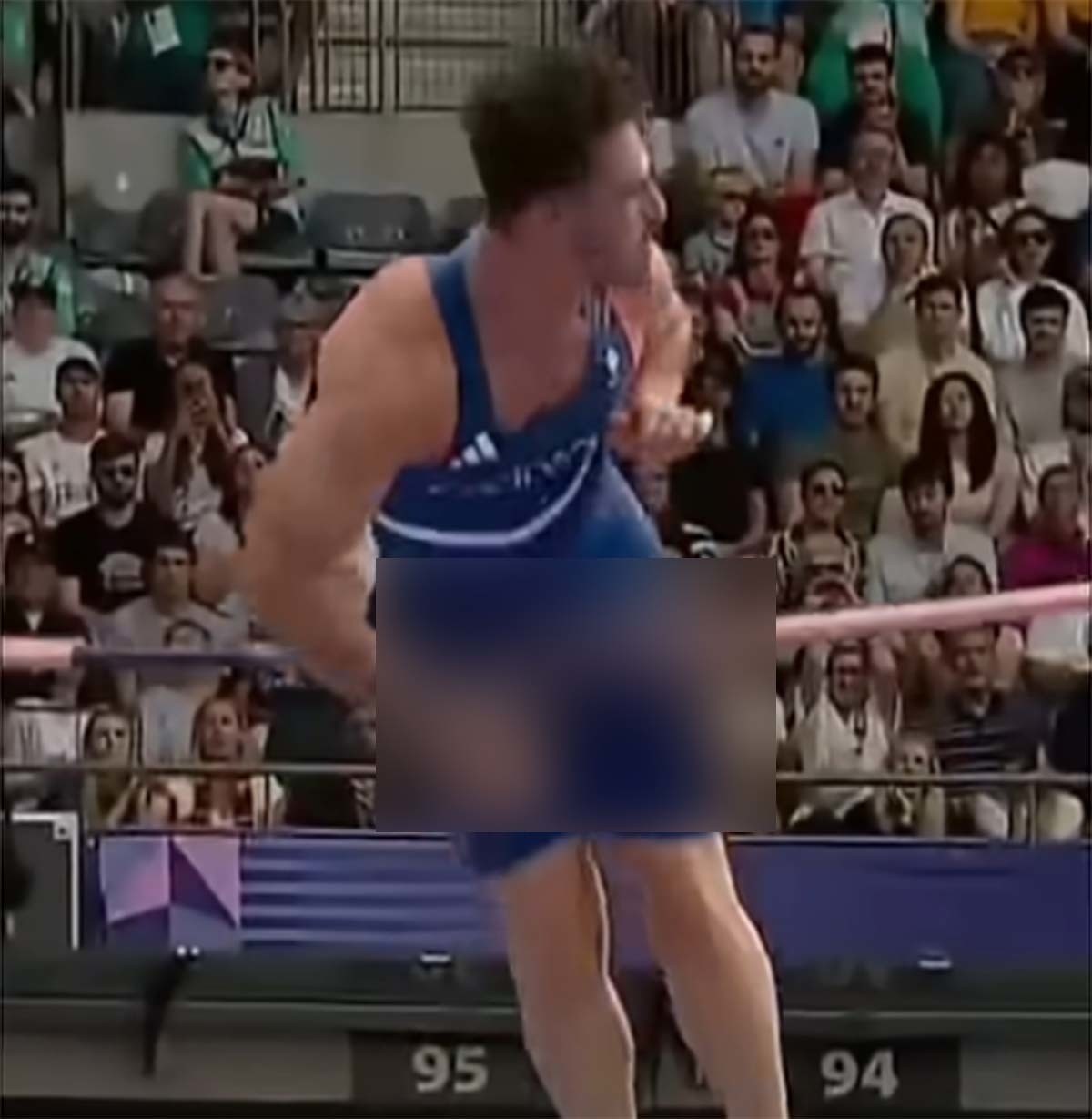 육상 남자 장대높이뛰기 프랑스 국가대표인 앙토니 아미라티의 파리 올림픽 경기 모습.