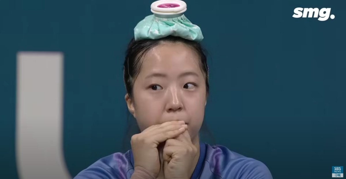 에너지젤 먹는 신유빈 모습. / 유튜브 'SBS 뉴스'