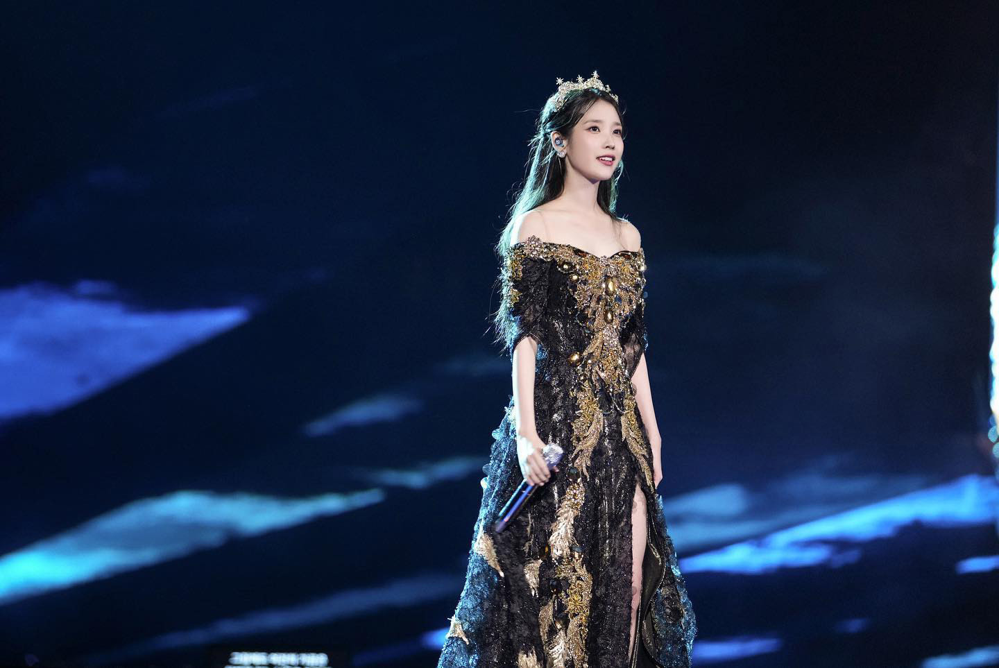 [위키뉴스] '피켓팅 성공 기원' 18개 도시 월드투어 마친 아이유, 상암서 앙코르 콘서트 연다 