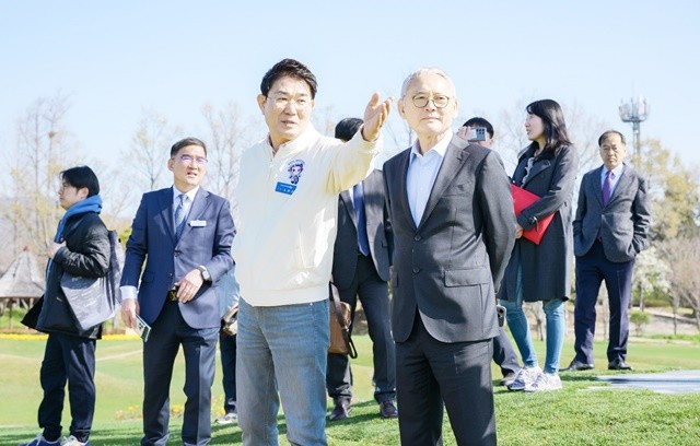 지난 4월 순천만국가정원을 방문한 유인촌 문체부장관