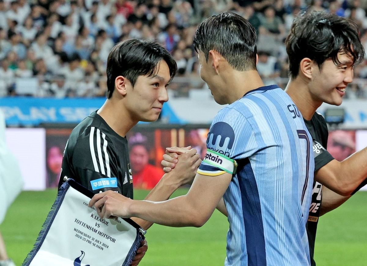 지난달 31일 오후 서울 마포구 상암동 서울월드컵경기장에서 열린 쿠팡플레이 시리즈 1차전 토트넘 홋스퍼와 팀 K리그의 경기를 시작하기 앞서 토트넘 손흥민과 팀 K리그 양민혁이 인사를 하고 있다. / 뉴스1