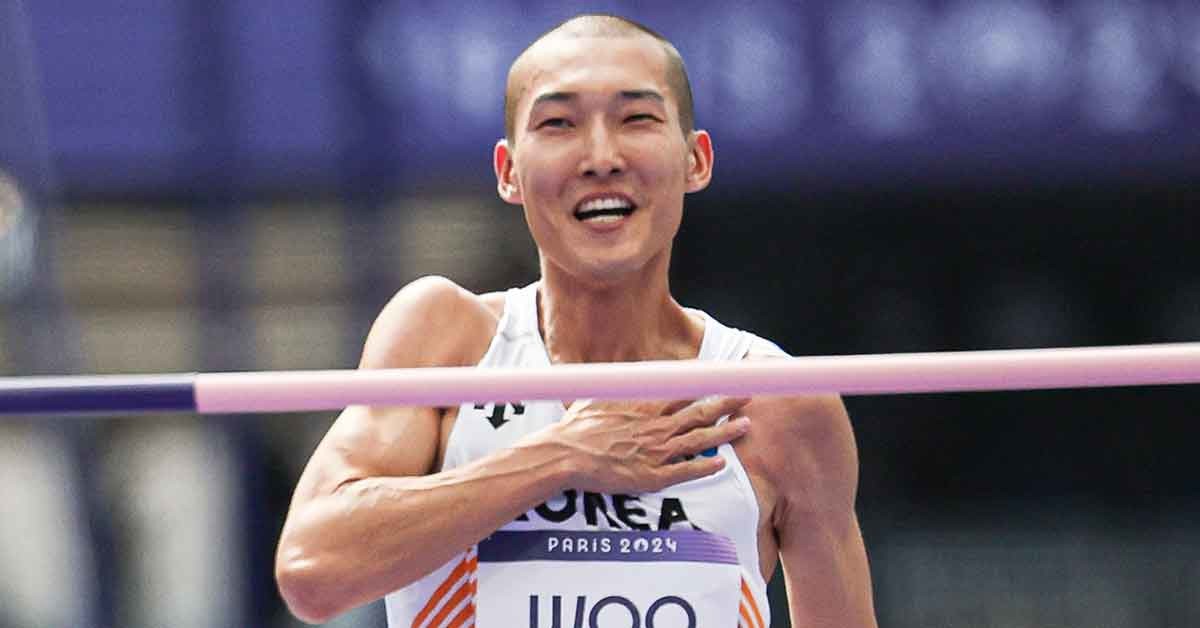 대한민국 대표팀 우상혁이 7일(한국시간) 프랑스 파리 스타드 드 프랑스에서 열린 2024 파리 올림픽 남자 육상 높이뛰기 예선에서 2.27m 2차 시기에 성공한 후 기뻐하고 있다. 이날 경기에서 우상혁은 결승에 진출했다. / 뉴스1