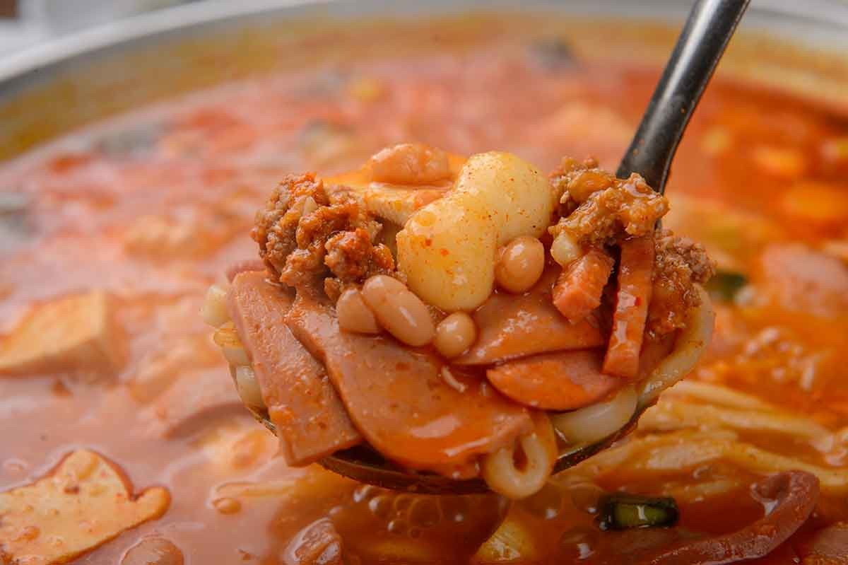 부대찌개 자료 사진. / photohwan-shutterstock.com