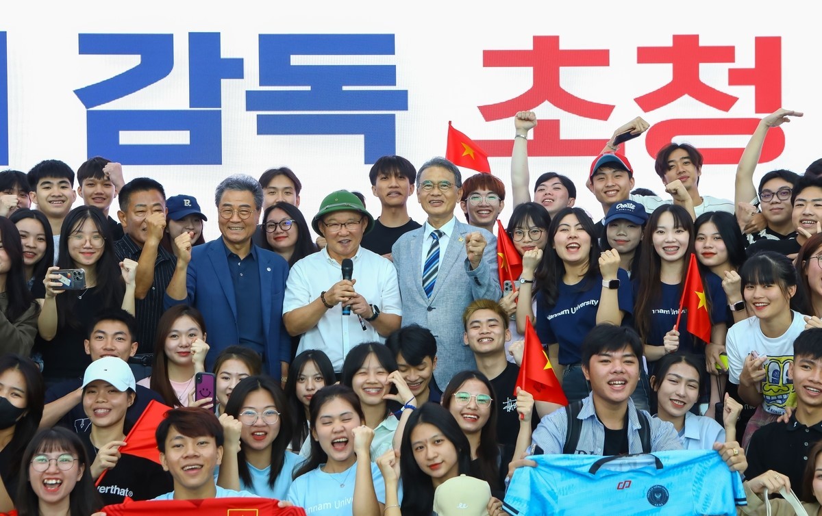 8일 대전 한남대에서 베트남 유학생들과 함께한 박항서 감독 / 한남대 제공