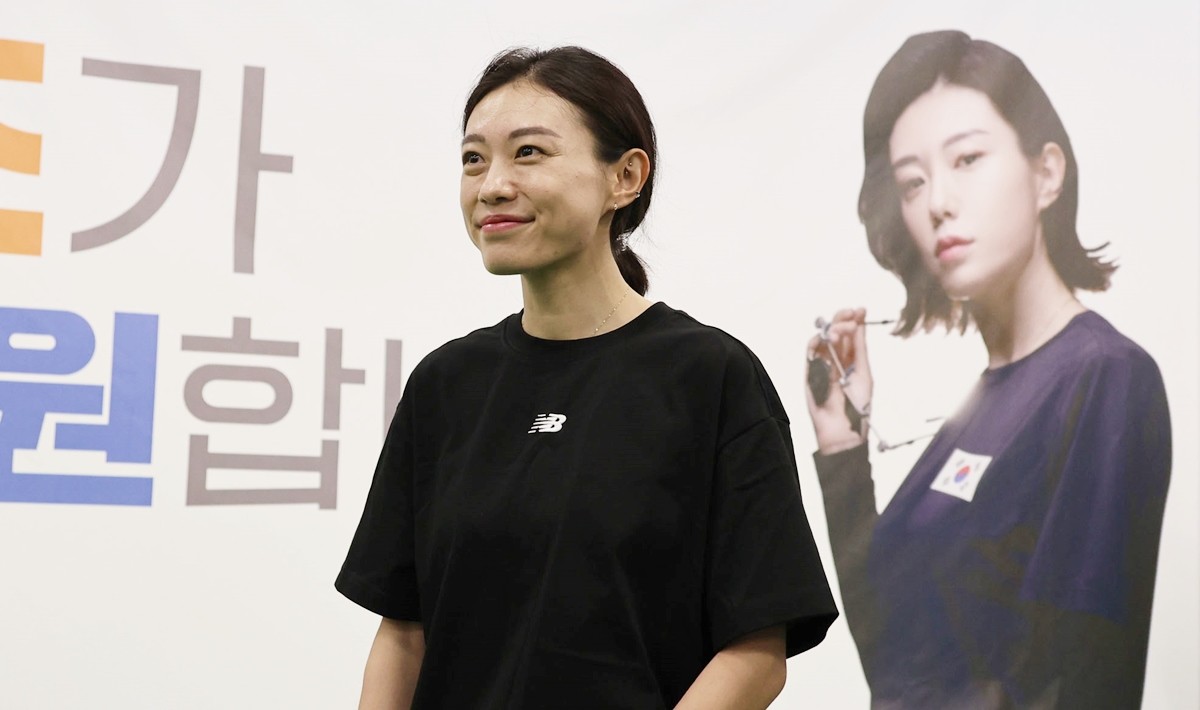 파리올림픽 사격 공기권총에서 은메달을 딴 김예지(임실군청)가 9일 전북 임실군 전북특별자치도종합사격장에서 기자회견을 하기에 앞서 인사하고 있다. 김예지는 이날 기자회견 도중 갑자기 쓰러졌다. 현재는 의식을 되찾은 것으로 전해졌다. / 연합뉴스