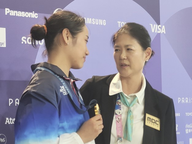 지난 5일(현지시간) 프랑스 파리 포르트드 라 샤펠 아레나에서 열린 2024 파리올림픽 배드민턴 여자 단식 결승전에서 금메달을 딴 한국 안세영(왼쪽)이 방수현 해설위원의 축하를 받고 있다. / 연합뉴스