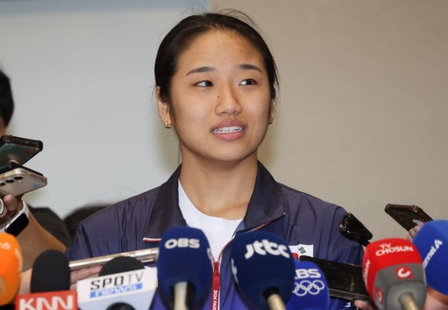 2024 파리올림픽 배드민턴 여자 단식에서 금메달을 차지한 안세영이 7일 오후 인천국제공항을 통해 귀국하며 취재진 질문에 답하고 있다. / 연합뉴스