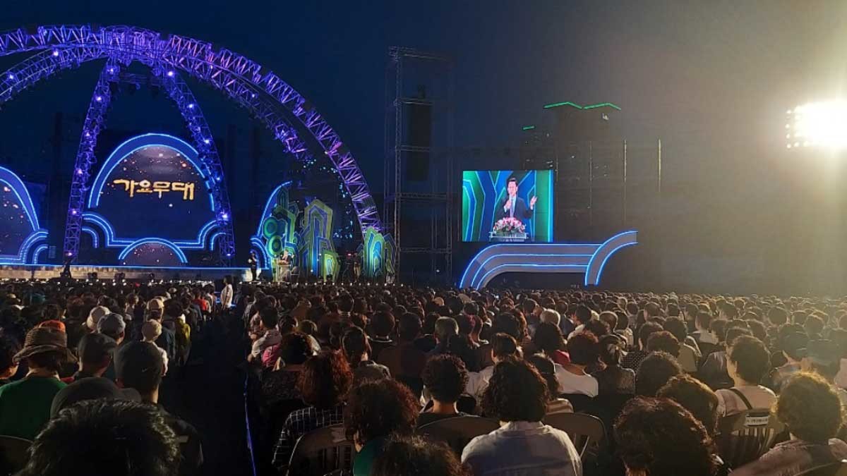 지난 2019년 8월 18일 오후 7시 청주종합운동장에서 열린 'KBS가요무대' 청주 공연에 1만 8500명의 인파가 몰렸다. / 가요무대