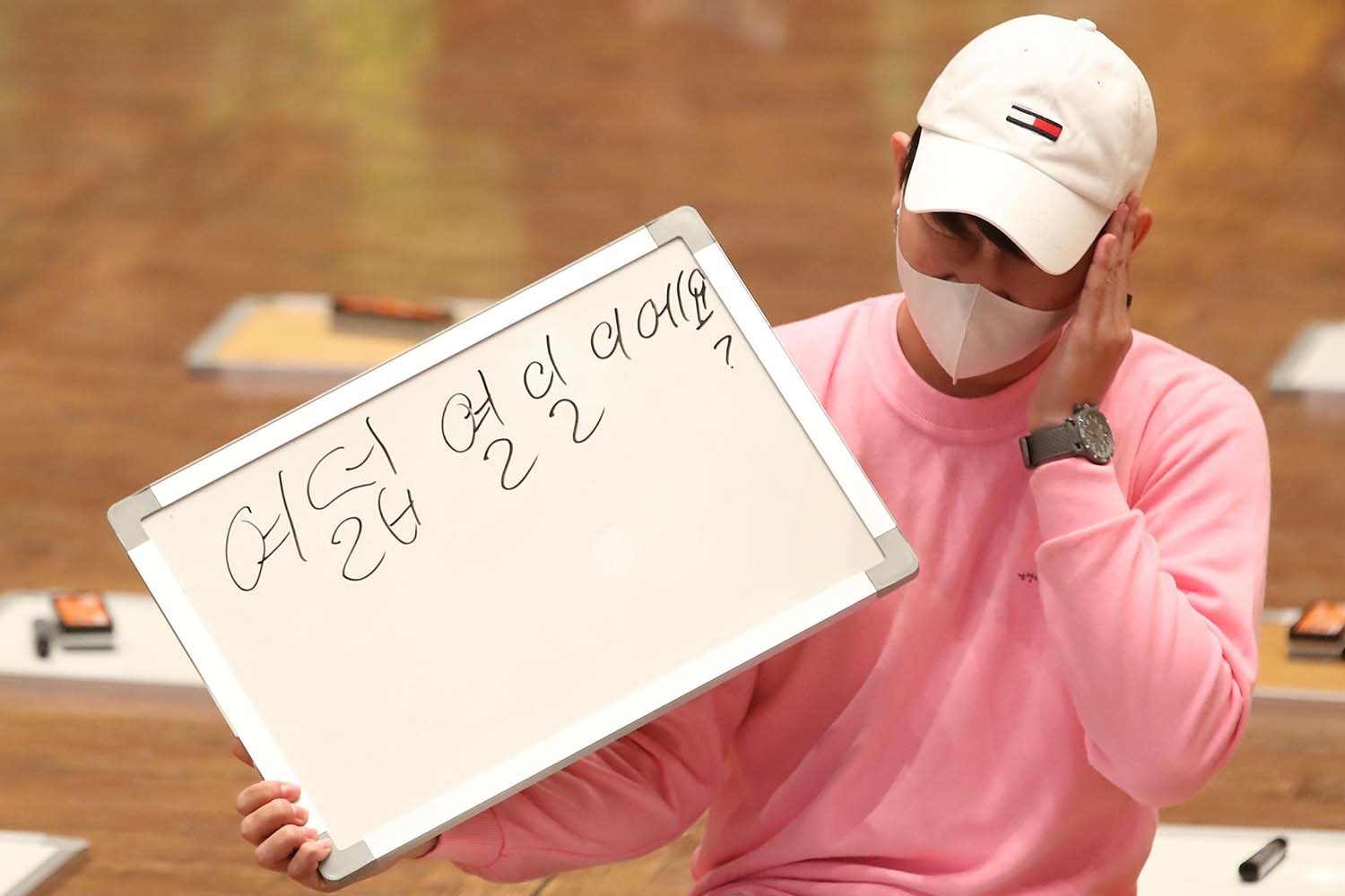 2022년 10월 7일 대구 달서구 계명대학교 성서캠퍼스에서 제576돌 한글날 기념 한국어 퀴즈대회에 참가한 외국인 유학생들이 받아쓰기 정답판을 들어 보이고 있다. / 뉴스1