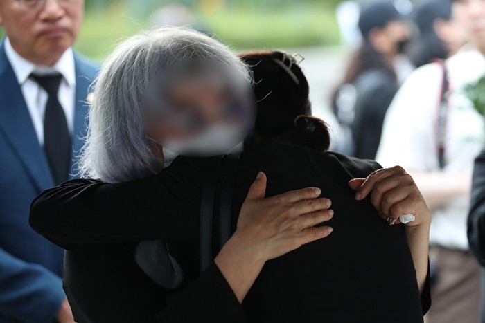아들을 추모하러 온 시민과 아픔을 나누고 있는 고 박태인 훈련병 어머니 / 뉴스1