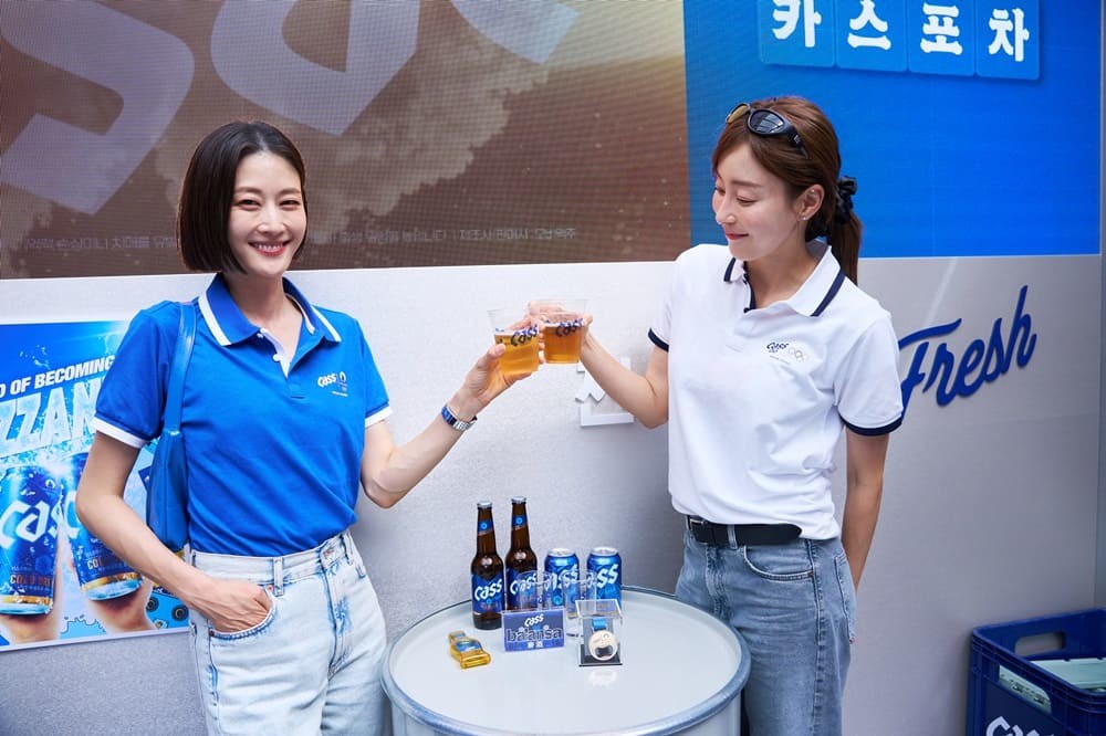 오비맥주 카스포차에 방문한 방송인 이현이, 모델 차서린 / 오비맥주 제공