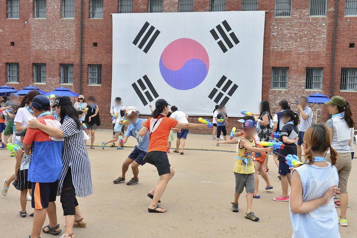 2016년 광복절을 하루 앞둔 14일 오후 서울 서대문형무소역사관에서 열린 '독립을 향해 쏴라' 행사에서 독립군과 일본 순사로 나뉜 참가자들이 물총 싸움을 하고 있다. / 뉴스1
