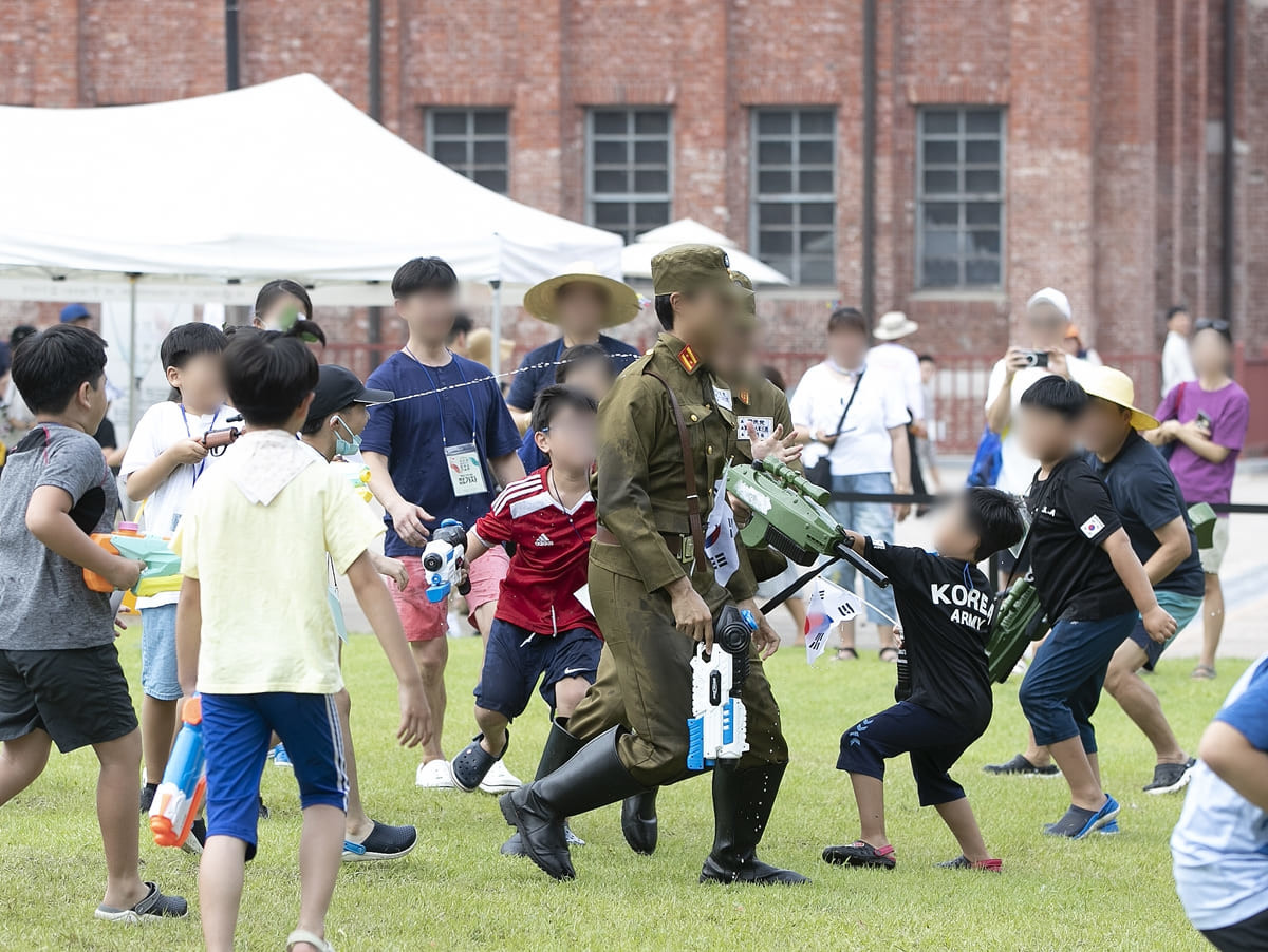 지난해 제78주년 광복절을 하루 앞둔 14일 서울 서대문형무소역사관에서 서대문 독립축제 일환으로 열린 독립군 전투 체험에서 어린이들이 물총을 들고 일본 순사와 싸우고 있다. / 뉴스1