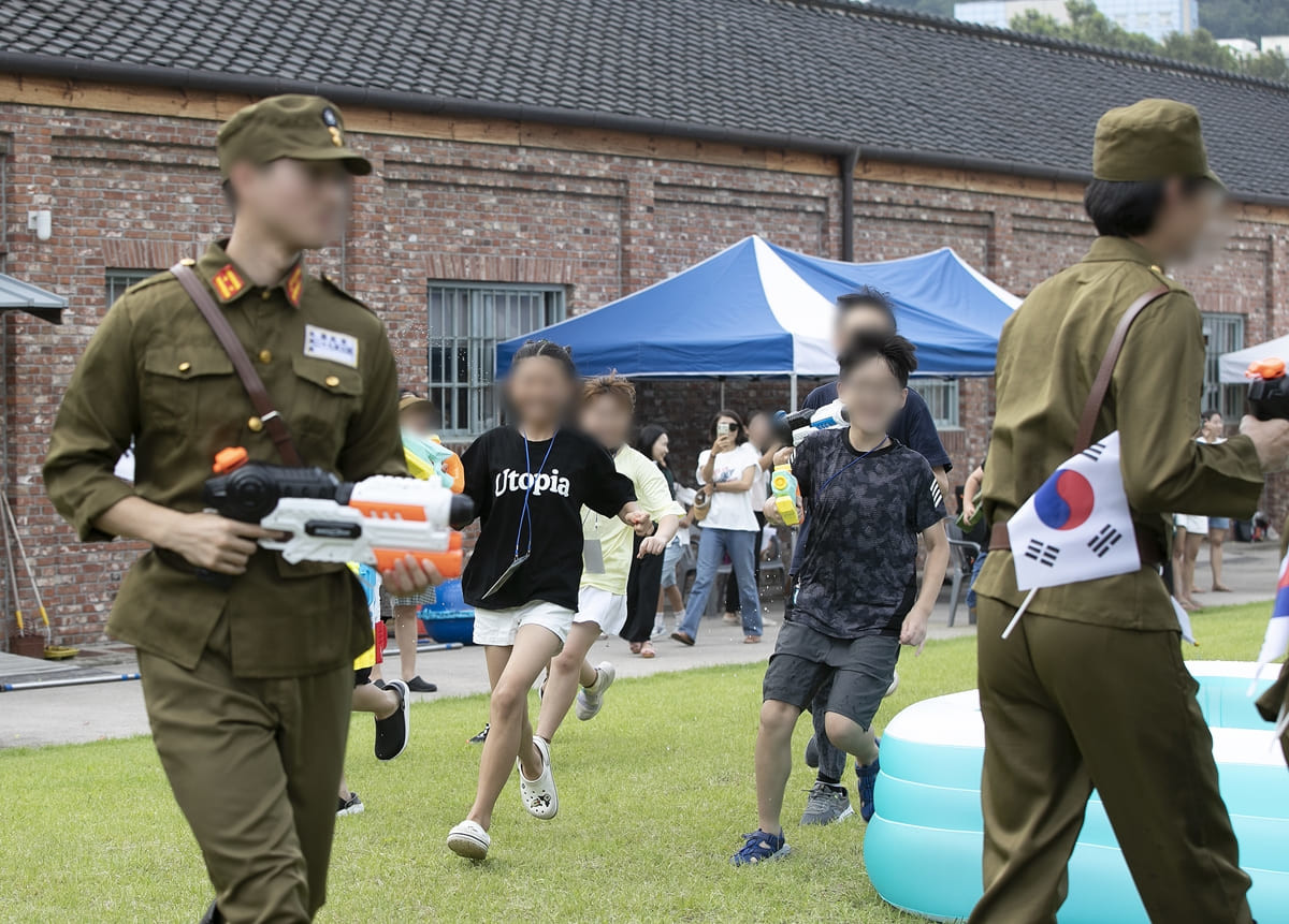 지난해 제78주년 광복절을 하루 앞둔 14일 서울 서대문형무소역사관에서 서대문 독립축제 일환으로 열린 독립군 전투 체험에서 어린이들이 물총을 들고 일본 순사와 싸우고 있다. / 뉴스1