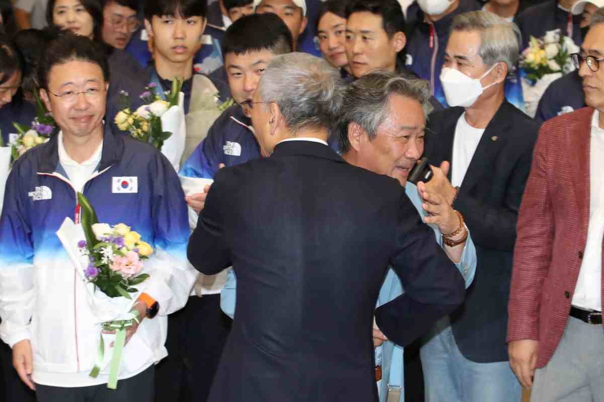 이기흥 대한체육회장이 파리 올림픽을 마치고 지난 13일 인천국제공항을 통해 귀국해 유인촌 문화체육관광부 장관과 포옹하고 있다. / 뉴스1