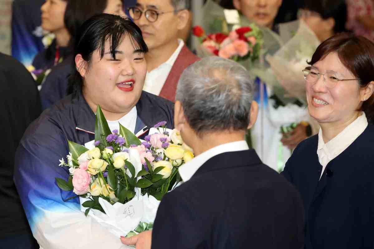 대한민국 역도 대표팀 박혜정이 파리 올림픽을 마치고 지난 13일 인천국제공항을 통해 귀국해 유인촌 문화체육관광부 장관, 장미란 2차관과 대화하고 있다. / 뉴스1