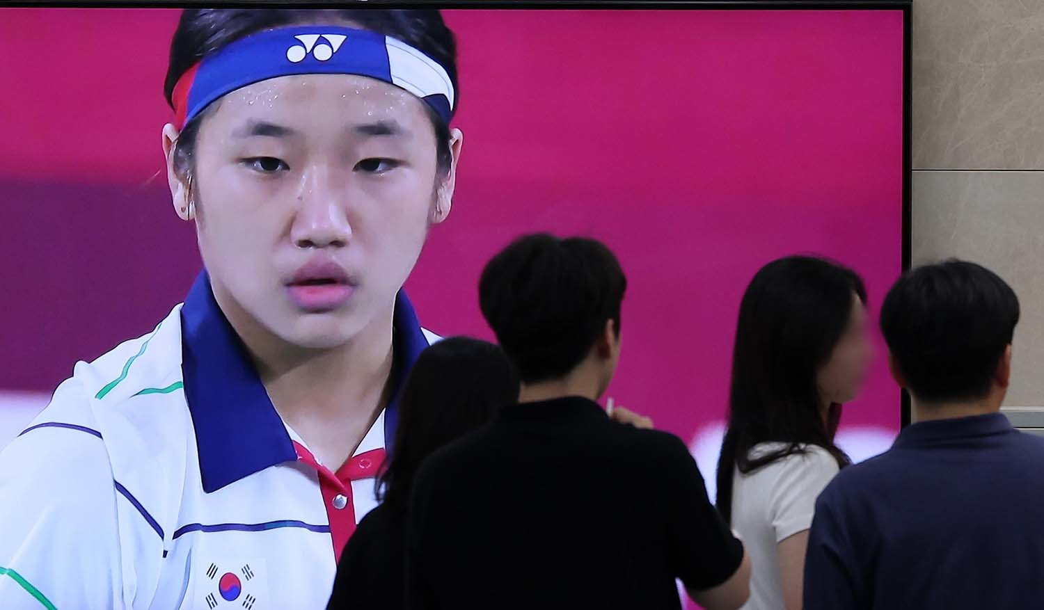 대한배드민턴협회가 2024 파리올림픽 배드민턴 여자 단식 금메달리스트 안세영이 대한배드민턴협회의 선수 관리, 훈련 방식 등에 문제를 제기하고 나선 것과 관련해 16일 비공개 진상조사위원회를 열기로 했다. 진상조사위원회는 변호사 2명, 교수, 협회 인권위원장과 감사 등 5명의 위원으로 꾸려진다. 배드민턴협회는 '진상조사위원회를 통해 국가대표 선수단의 선수 부상 관리와 국제 대회 참가 시스템, 대표 선수 훈련 시스템, 관리 규정 등을 조사해, 제도 개선 및 배드민턴 발전 방안을 강구하겠다'고 밝혔다. 사진은 이날 서울 송파구 올림픽회관에 나오는 2020 도쿄올림픽에 출전한 안세영의 영상 모습. / 뉴스1