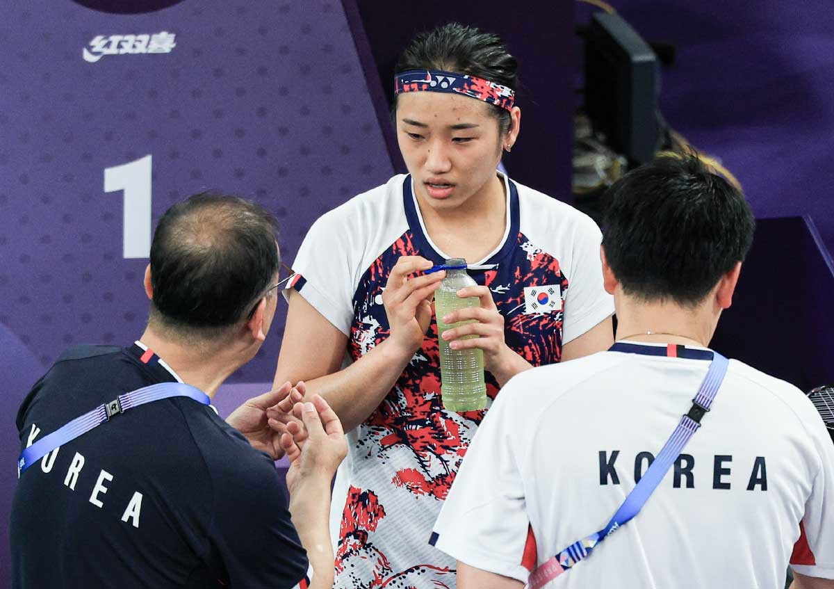 김학균 감독과 대화하는 안세영. 대한민국 배드민턴 대표팀 안세영 선수가 28일 오후(한국시간) 프랑스 파리 라 샤펠 아레나에서 열린 2024 파리올림픽 배드민턴 여자 단식 조별예선 불가리아의 칼로야나 날반토바 선수와의 경기에서 김학균 감독 등 코치지노가 대화하고 있다. / 뉴스1