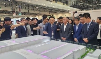 정의선 현대자동차그룹 회장(오른쪽 3번째)이 지난 6월 27일 오전 부산 해운대구 벡스코에서 열린 '2024 부산모빌리티쇼'에 마련된 금양 부스에서 이광용 금양 부사장의 설명을 듣고 있다. 정 회장은 이광용(4번째) 부사장에게 생산량과 미래 계획 등 묻기도 했다.