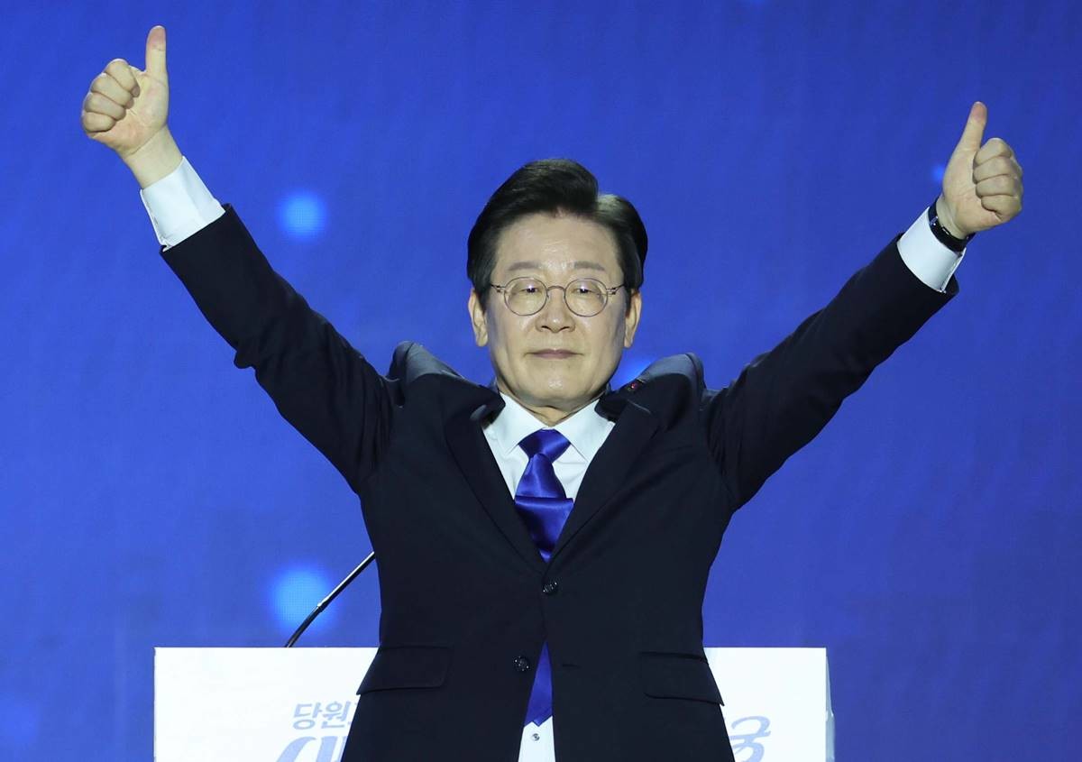 연임에 성공한 이재명 더불어민주당 대표가 지난 18일 서울 송파구 올림픽공원 KSPO돔에서 열린 제1차 전국당원대회에서 당원들을 향해 인사하고 있다 / 뉴스1