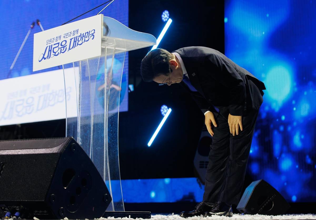 연임에 성공한 이재명 더불어민주당 대표가 지난 18일 오후 서울 송파구 올림픽공원 KSPO돔에서 열린 제1차 정기전국당원대회에서 수락연설을 마친뒤 인사하고 있다 / 뉴스1