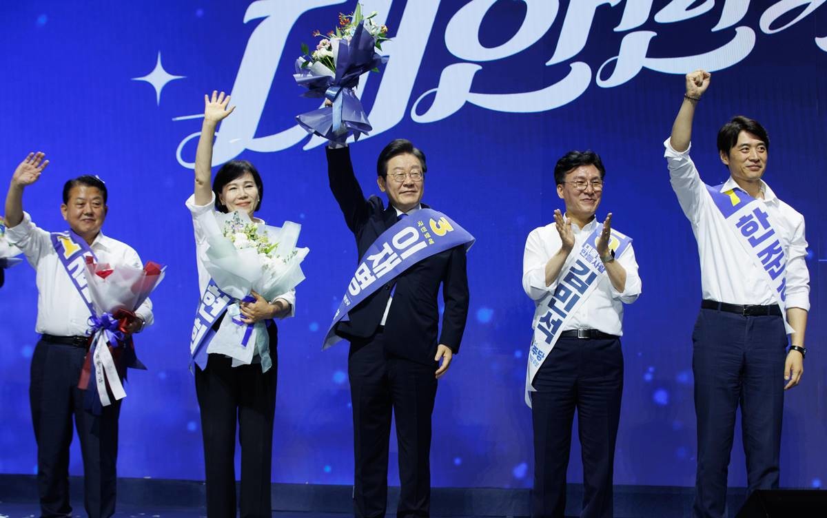 더불어민주당 대표와 신임 최고위원들이 지난 18일 오후 서울 송파구 올림픽공원 KSPO돔에서 열린 제1차 정기전국당원대회에서 당원들에게 인사하고 있다. 왼쪽부터 김병주, 전현희 최고위원, 이재명 대표, 김민석, 한준호, 이언주 최고위원 / 뉴스1