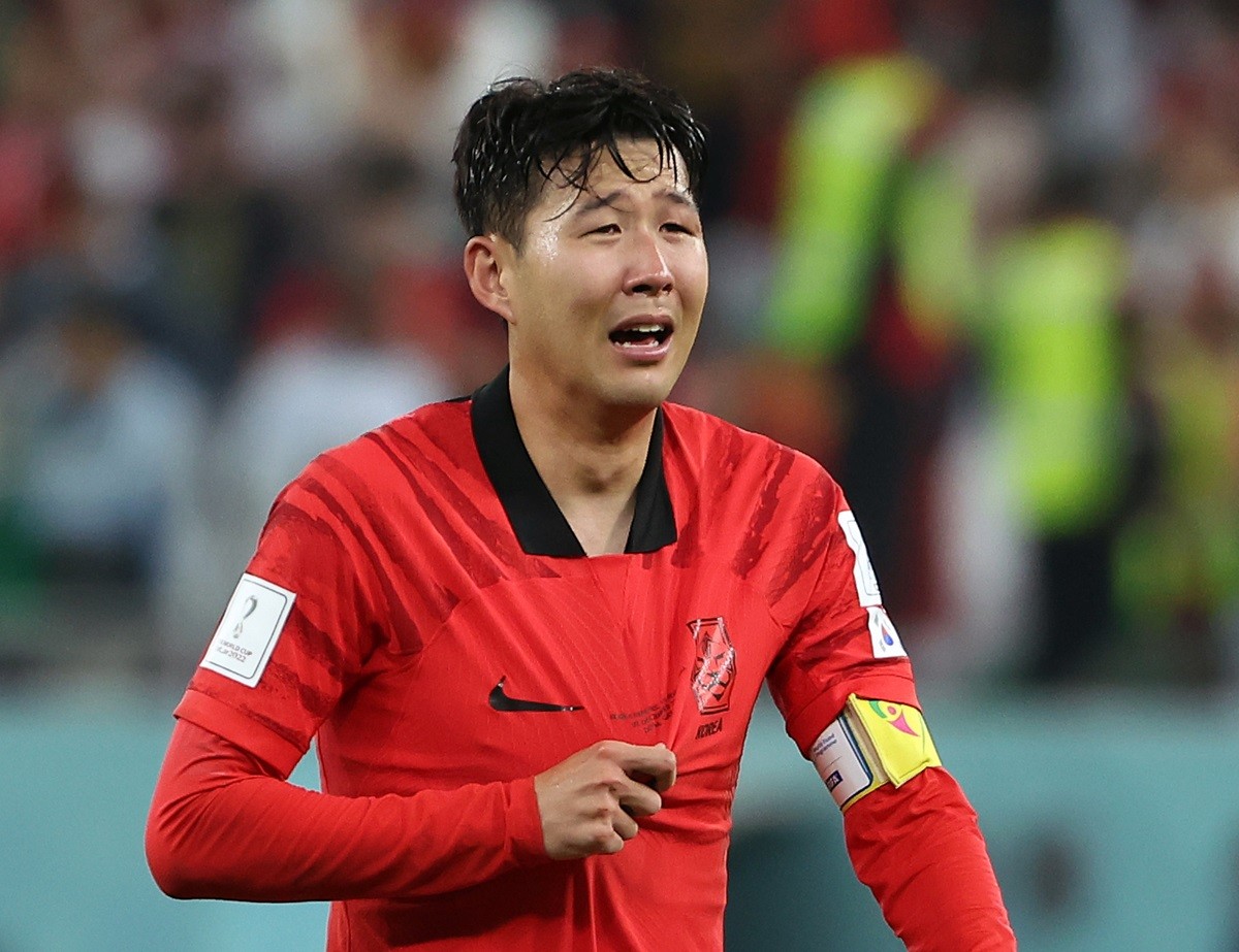 2022년 12월 3일 오전(한국 시각) 카타르 알라이얀의 에듀케이션 시티 스타디움에서 열린 2022 카타르 월드컵 조별리그 H조 3차전 대한민국과 포르투갈 경기에서 승리를 거두며 16강 진출에 성공한 대표팀 손흥민이 울먹이고 있다. / 연합뉴스