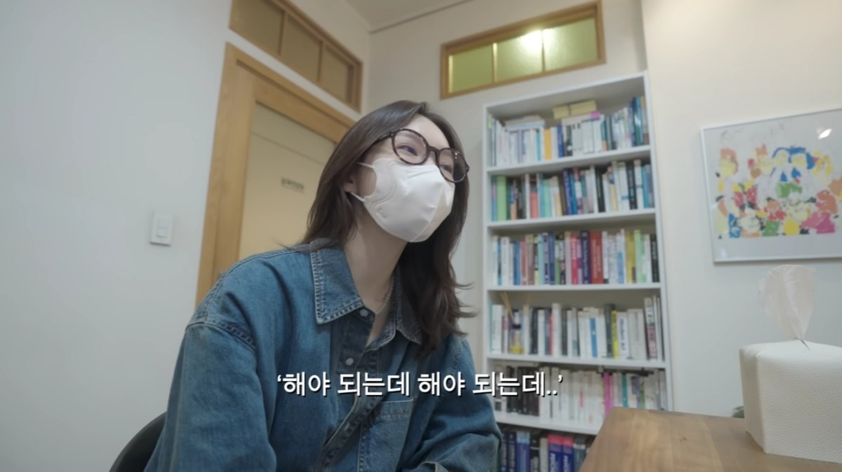 병원 진료를 보는 강민경 / 유튜브 '걍밍경'