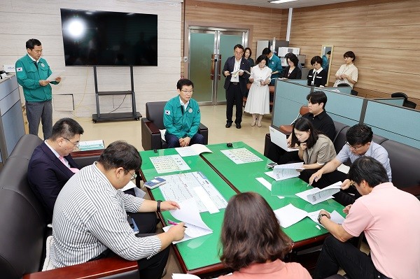 충북도교육청 윤건영 교육감이 현 주덕중학교를 이전하고 그 자리에 유야교육진흥원 북부분원을 짓는다고 밝히고 있다. / 충북도교육청