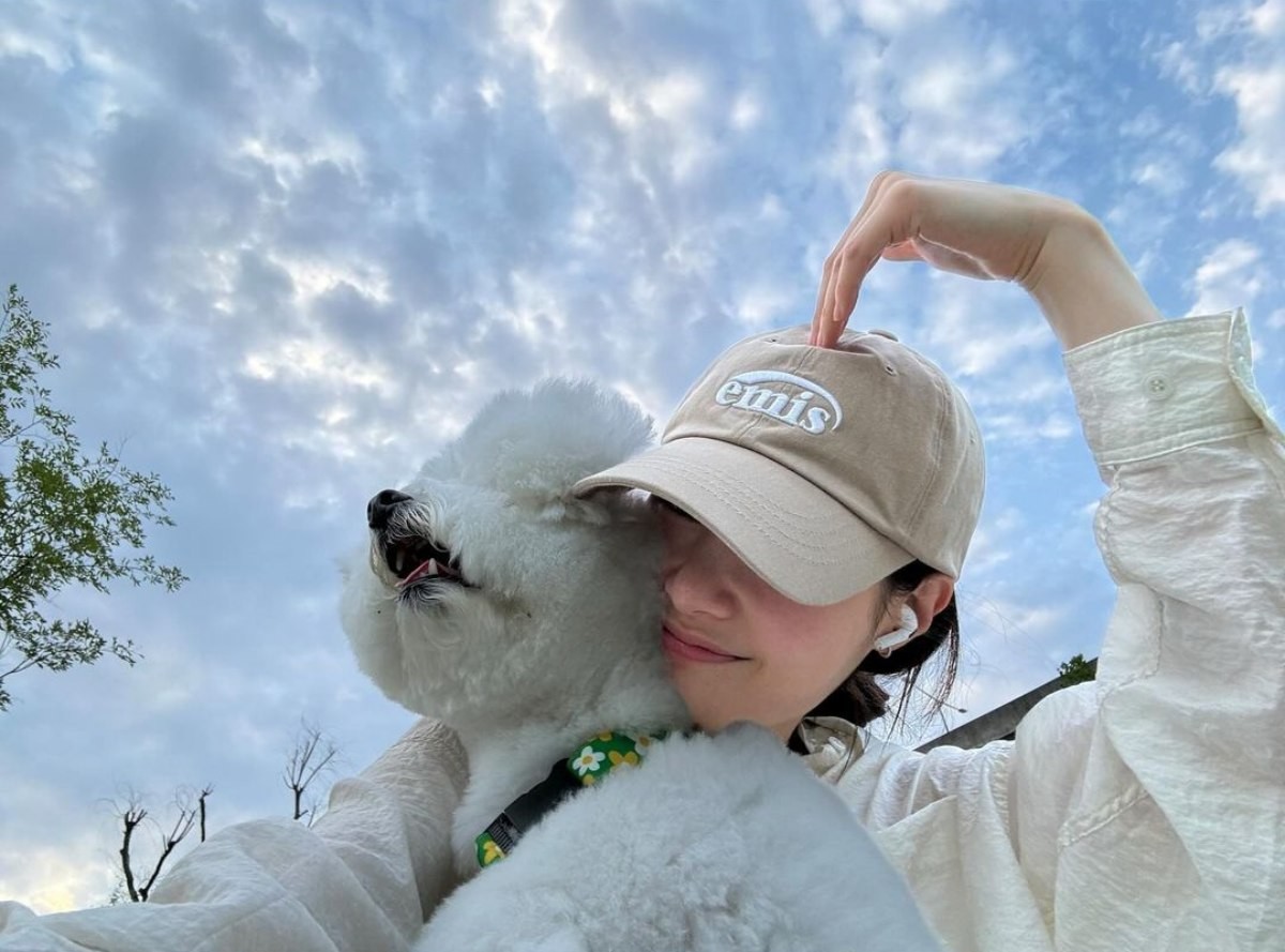 이미스 'NEW LOGO EMIS CAP-BEIGE' 모델을 착용한 정채연 / 정채연 인스타그램