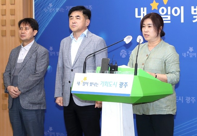 손희정 물가대책위원 부위원장이 20일 오후 시청 5층 브리핑룸에서 물가대책위원회 심의한 결과를 브리핑하고 있다. / 광주광역시 제공