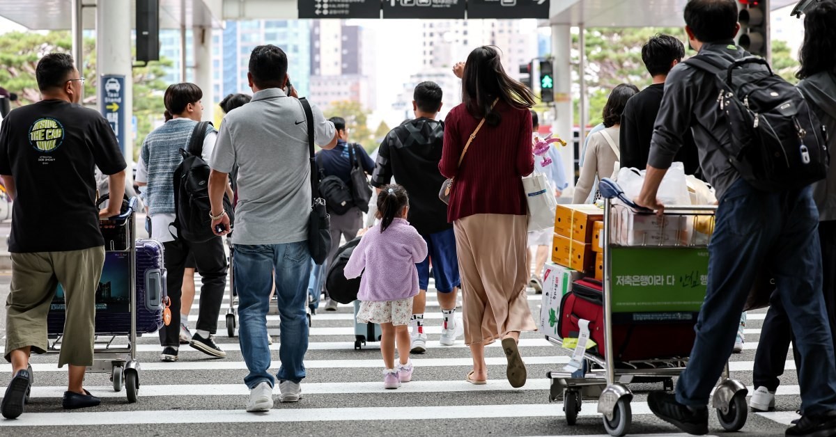 서울 강서구 김포공항 국내선청사에서 귀경객과 여행객들이 발걸음을 옮기고 있다. / 뉴스1