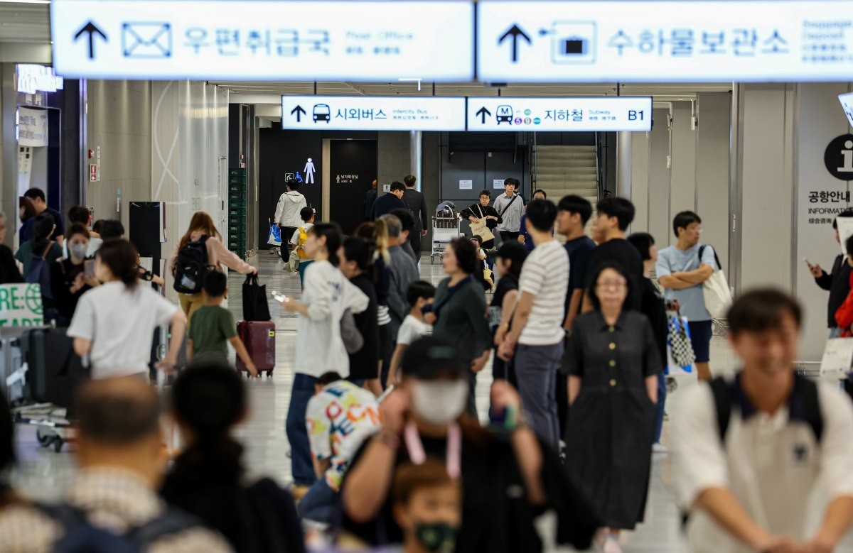 서울 강서구 김포공항 국내선청사에서 귀경객과 여행객들이 발걸음을 옮기고 있다. / 뉴스1