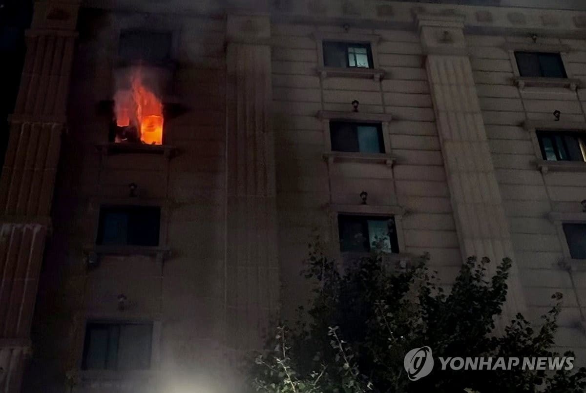 22일 오후 경기 부천 모 호텔에서 불길이 치솟고 있다. 이 불로 투숙객 2명이 심정지 상태로 병원에 옮겨졌으며 다른 투숙객 등 5명이 부상했다. / 부천소방서 제공