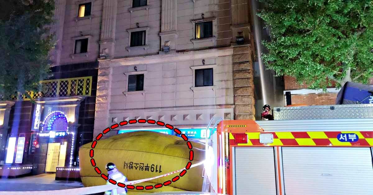 지난 22일 오후 7시39분 경기도 부천시 원미구의 한 숙박업소에서 대형 화재가 발생해 소방당국이 탈출용 에어매트를 설치하고 진화작업을 벌이고 있다. 이번 화재로 오후 11시 40분 기준 7명이 사망하고 12명이 중경상을 입었다./ 독자제공-뉴스1