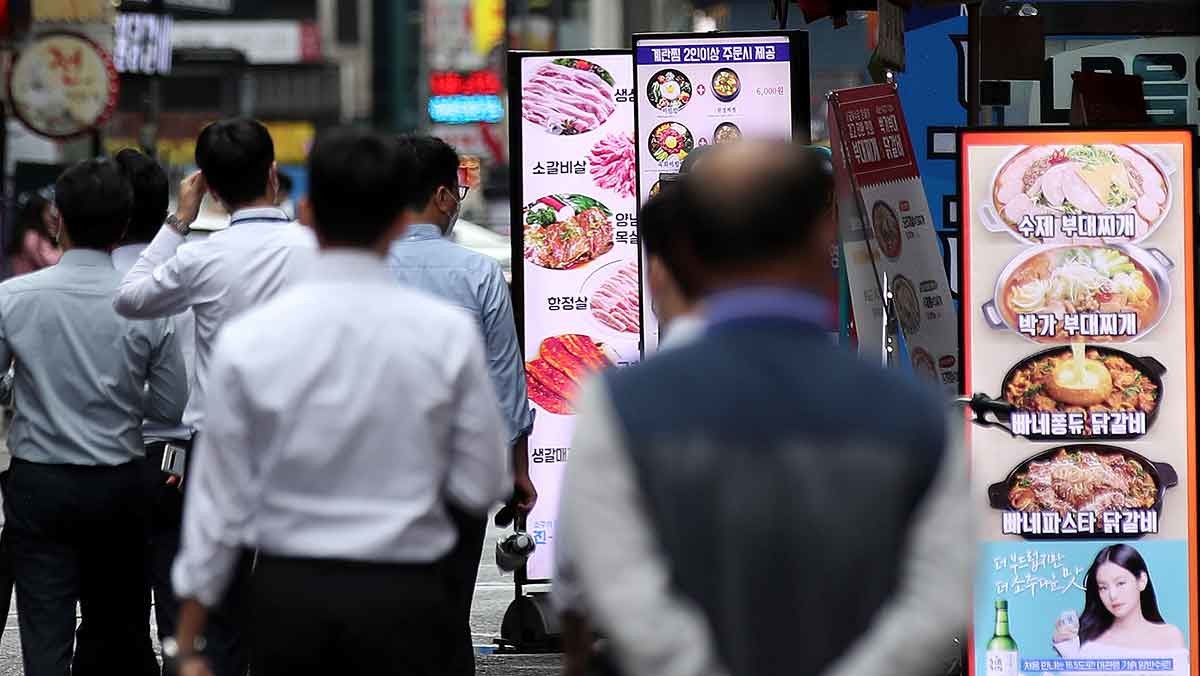 서울 종로구 일대에서 직장인들이 점심식사를 위해 이동하고 있다.  / 뉴스1