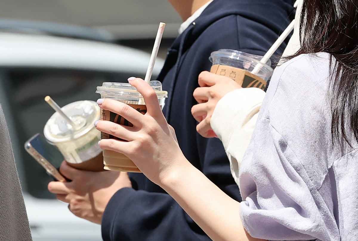 서울 도심에서 점심시간에 직장인이 커피를 마시는 모습. / 뉴스1