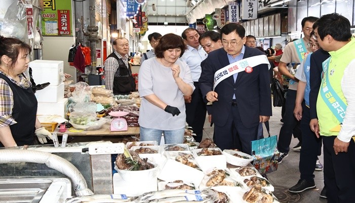 주낙영 경주시장이 추석 연휴를 앞둔 지난해 9월 25일 성동시장을 찾아 전통시장 장보기 행사에 참여하고 있는 모습. / 경주시