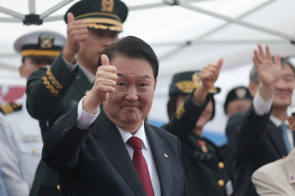 지난해 건군 75주년 국군의날 시가행진에서 군 장병들을 격려하는 윤석열 대통령 / 뉴스1