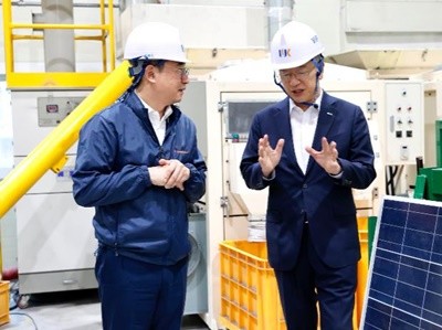 김종호 기보 이사장(사진 오른쪽)이 이상헌 (주)원광에스앤티 대표이사와 함께 태양광 폐모듈 재활용 공정을 둘러보고 애로사항을 청취하고 있다.     / 사진제공=기보